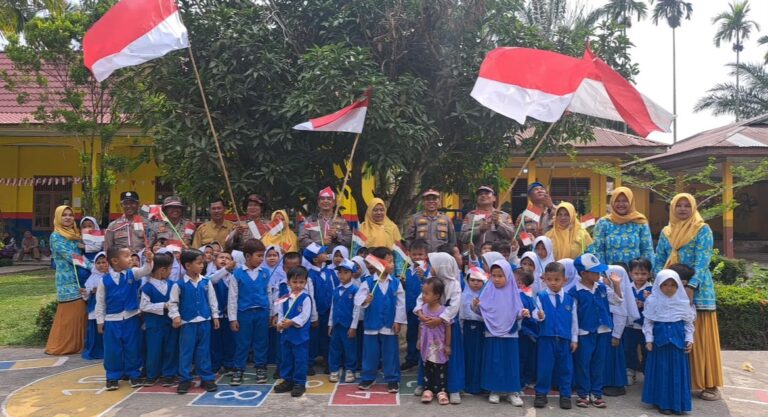 Polsek Bungaraya Ikuti Ekspedisi Merah Putih Presisi Polda Riau, Tanam Pohon dan Bagikan Bansos di Buantan Lestari