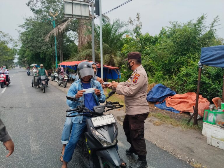 Polsek Bungaraya Kembali Bagikan Masker Gratis, Antisipasi Dampak Kabut Asap