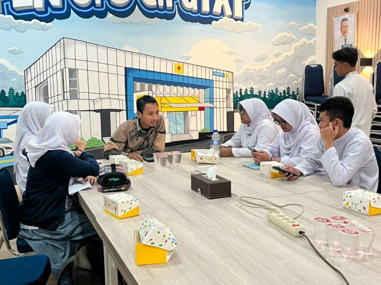 Dekatkan Generasi Muda dengan Dunia Energi, PLN Buka Ruang Belajar Kelistrikan bagi Siswa SMA Dian Didaktika