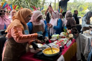 Keseruan peserta saat memasak menggunakan kompor listrik pada ajang “Kompor Listrik ON: Serunya Masak Tanpa Batas” hasil kolaborasi PLN UID Jakarta Raya dan PKK Jakarta Utara, Rabu (14/10). Melalui kompetisi masak ini, PLN mengajak warga merasakan langsung proses memasak yang lebih cepat, suhu panas yang mudah diatur, serta lebih bersih tanpa kepulan asap